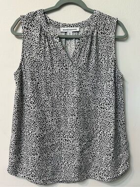 Amazon Essentials Women's Sleeveless V-Neck Cheetah Print Blouse - Size M